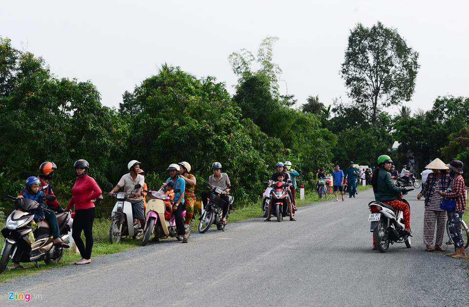 Người miền Tây đội nắng xem khánh thành cầu 3.000 tỷ